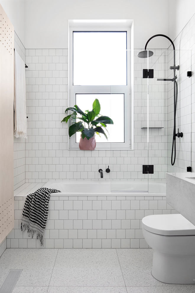 Inspiration för ett nordiskt badrum med dusch, med en dusch/badkar-kombination, vit kakel, keramikplattor, ett badkar i en alkov, vita väggar och med dusch som är öppen