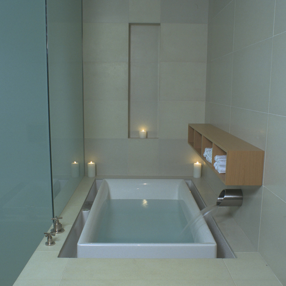 Idee per una grande stanza da bagno padronale moderna con nessun'anta, ante in legno scuro, vasca sottopiano, piastrelle beige, piastrelle di cemento, pareti beige e pavimento in cemento