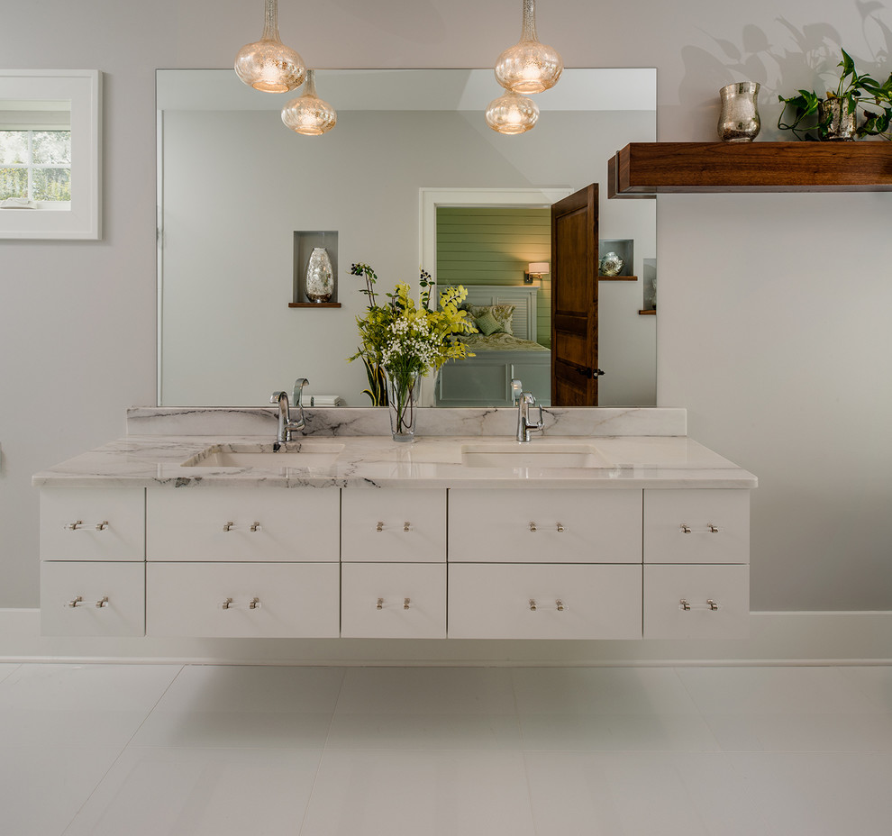 Foto på ett stort funkis en-suite badrum, med släta luckor, vita skåp, keramikplattor, grå väggar, klinkergolv i keramik, ett undermonterad handfat och marmorbänkskiva
