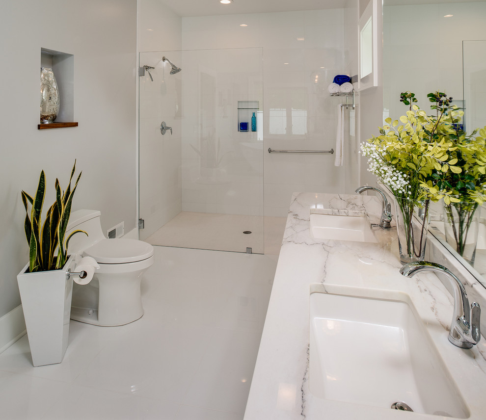 Exempel på ett stort modernt en-suite badrum, med släta luckor, vita skåp, ett fristående badkar, en hörndusch, en toalettstol med hel cisternkåpa, grå kakel, keramikplattor, grå väggar, klinkergolv i keramik, ett undermonterad handfat och marmorbänkskiva
