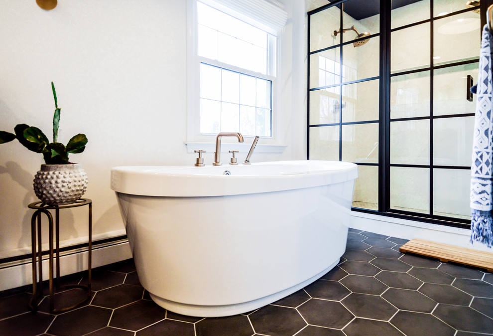 Modern inredning av ett stort vit vitt en-suite badrum, med luckor med infälld panel, blå skåp, ett fristående badkar, en dusch i en alkov, vit kakel, tunnelbanekakel, vita väggar, klinkergolv i keramik, bänkskiva i kvarts, svart golv och dusch med gångjärnsdörr