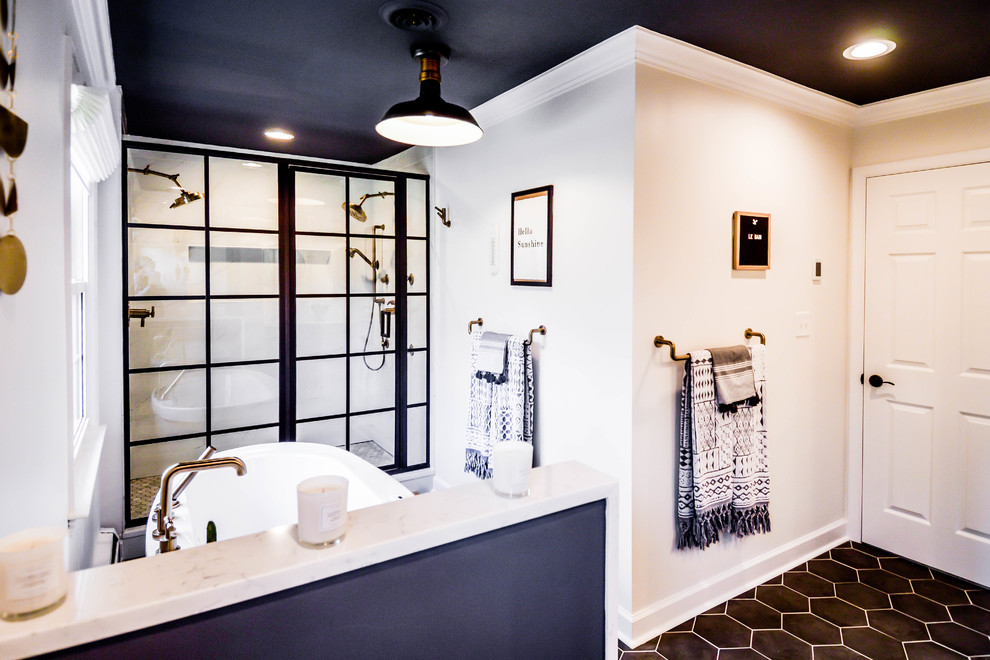 На фото: большая главная ванная комната в современном стиле с фасадами с утопленной филенкой, синими фасадами, отдельно стоящей ванной, душем в нише, белой плиткой, плиткой кабанчик, белыми стенами, полом из керамической плитки, столешницей из искусственного кварца, черным полом, душем с распашными дверями и белой столешницей