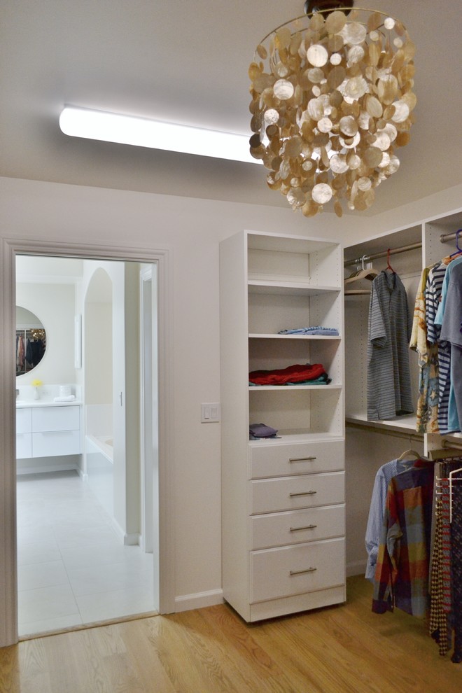 Foto de armario y vestidor minimalista extra grande con armarios con paneles lisos, puertas de armario blancas, suelo de baldosas de porcelana y suelo blanco