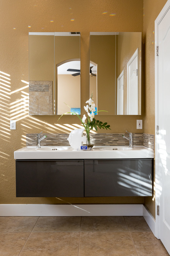 На фото: главная ванная комната среднего размера в современном стиле с монолитной раковиной, стеклянными фасадами, серыми фасадами, отдельно стоящей ванной, душем в нише, унитазом-моноблоком, разноцветной плиткой, удлиненной плиткой, коричневыми стенами и полом из керамической плитки