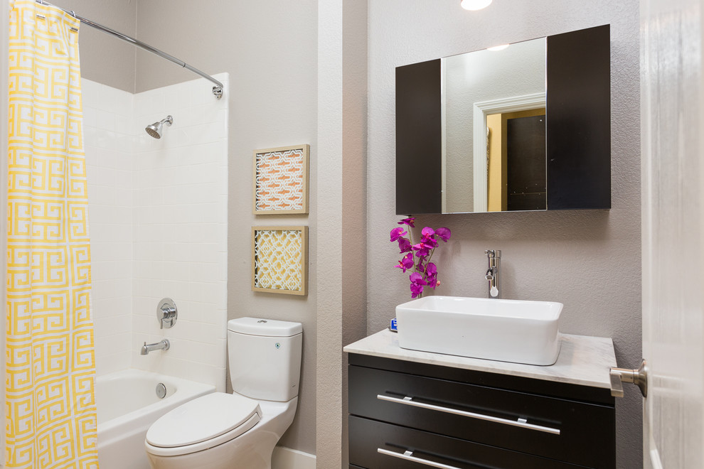 Идея дизайна: главная ванная комната среднего размера в стиле неоклассика (современная классика) с настольной раковиной, черными фасадами, мраморной столешницей, накладной ванной, душем в нише, унитазом-моноблоком, разноцветной плиткой, серыми стенами и полом из керамической плитки