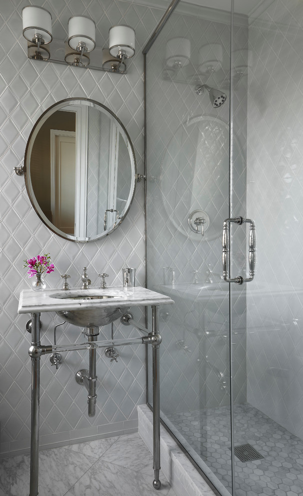 На фото: ванная комната среднего размера в классическом стиле с консольной раковиной и серой плиткой с