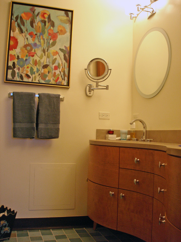 Immagine di una grande stanza da bagno padronale minimal con consolle stile comò, ante in legno scuro, vasca da incasso, doccia aperta, piastrelle blu, piastrelle di vetro, pareti gialle, lavabo sottopiano e top in granito