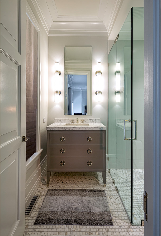Aménagement d'une salle de bain contemporaine avec un placard à porte plane, des portes de placard grises et un lavabo encastré.