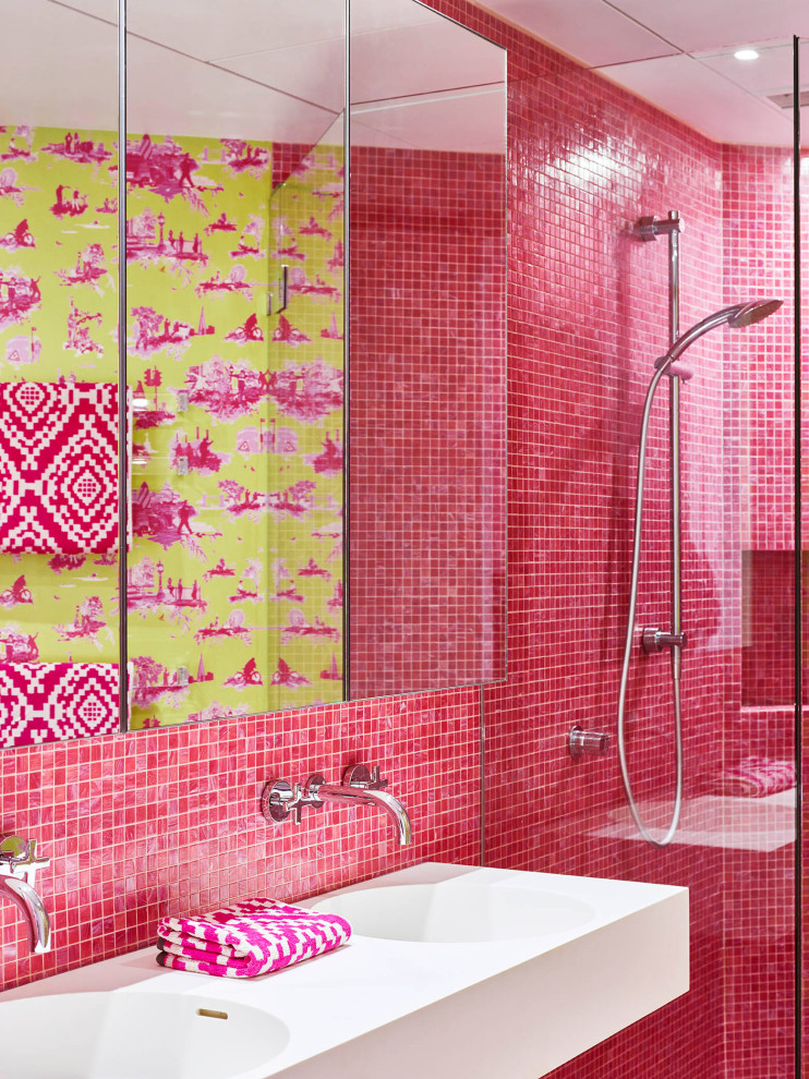 Modernes Badezimmer mit rosa Fliesen, Mosaikfliesen, integriertem Waschbecken, weißer Waschtischplatte und Doppelwaschbecken in Brisbane