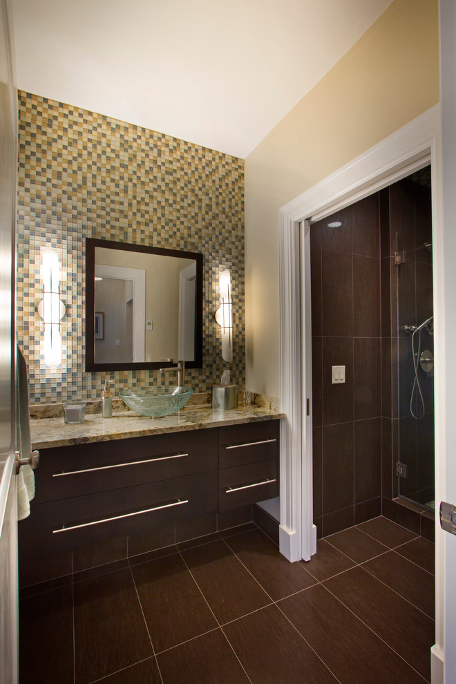 Ejemplo de cuarto de baño actual con baldosas y/o azulejos en mosaico y lavabo sobreencimera