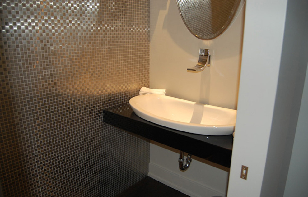 Idee per una piccola stanza da bagno con doccia moderna con nessun'anta e ante in legno bruno