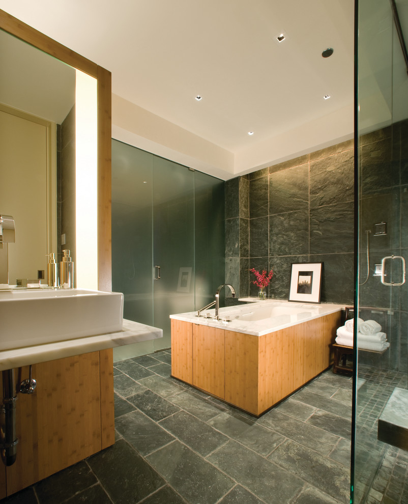 Идея дизайна: ванная комната в современном стиле с настольной раковиной
