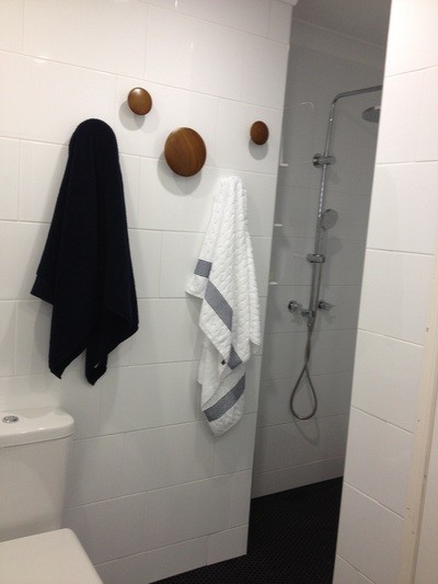 Idee per una piccola stanza da bagno chic con doccia aperta, piastrelle bianche, piastrelle in ceramica, pareti bianche e pavimento con piastrelle in ceramica
