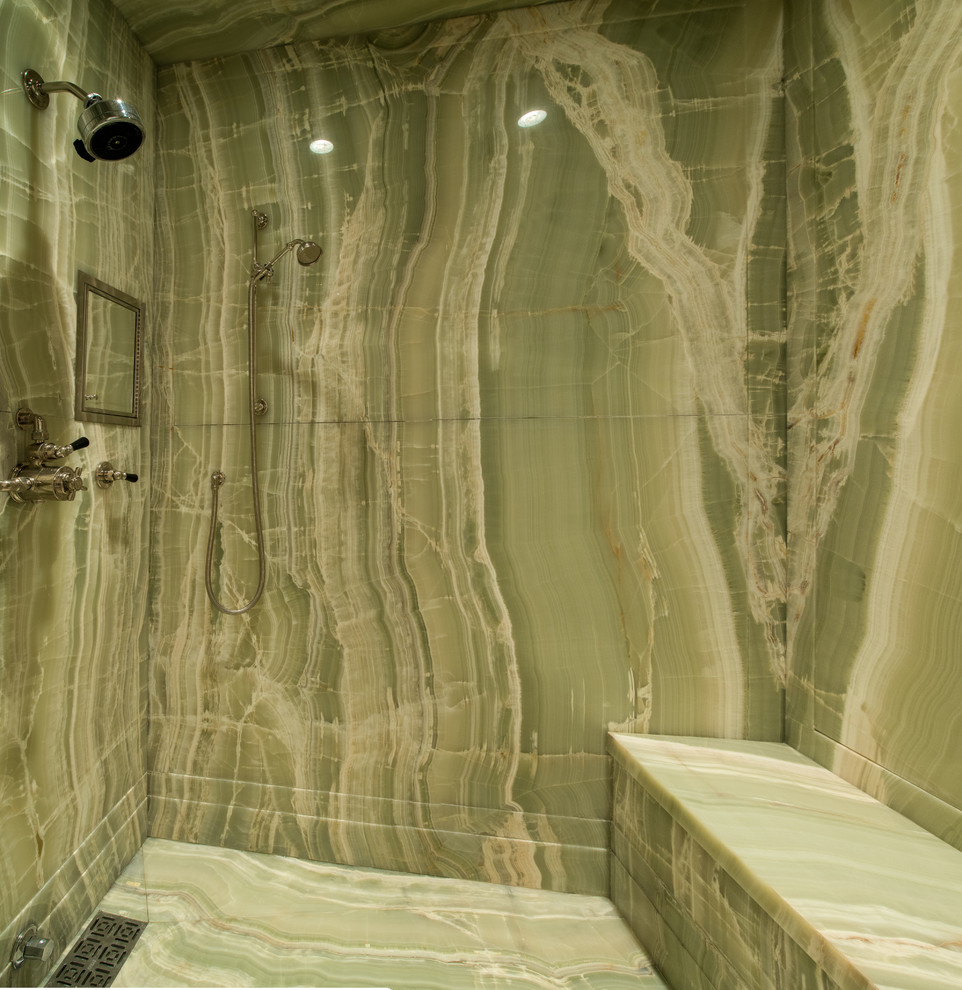 Foto di una grande stanza da bagno padronale minimal con pavimento in marmo, top in onice, ante lisce, vasca freestanding, doccia alcova, bidè, pareti beige e lavabo sottopiano