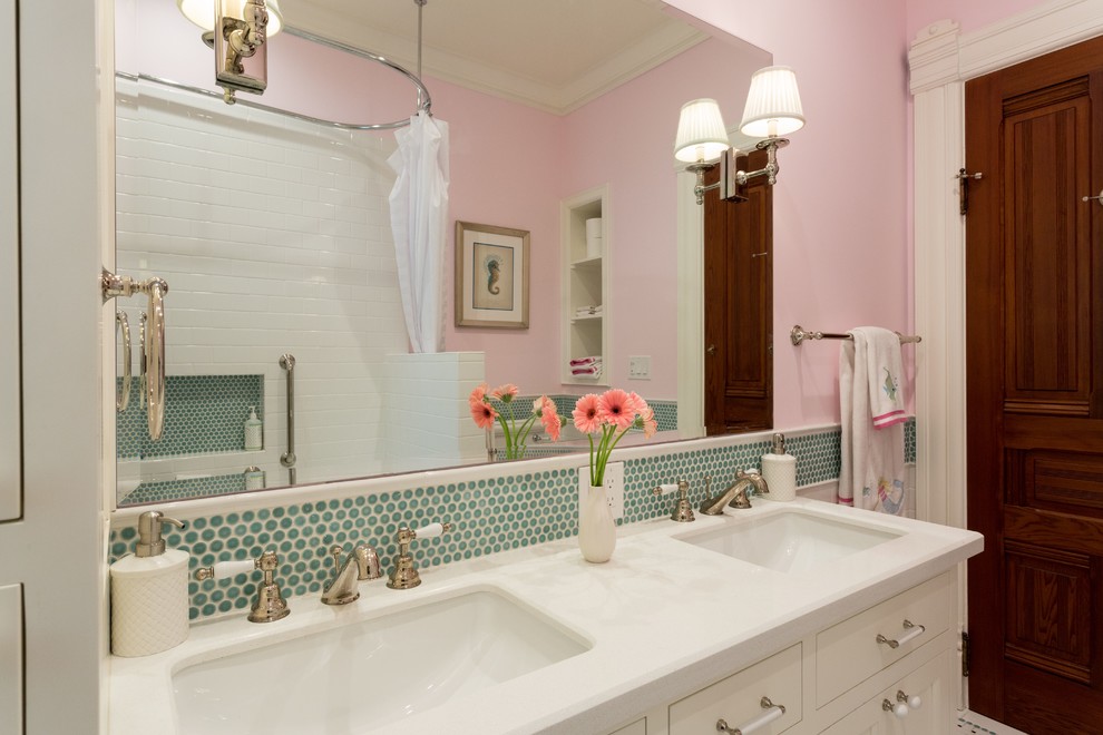 Esempio di una stanza da bagno per bambini classica con ante lisce, ante bianche e lavabo sottopiano