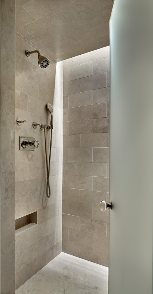 Idéer för stora vintage en-suite badrum, med möbel-liknande, vita skåp, ett fristående badkar, en dusch i en alkov, beige kakel, travertinkakel, vita väggar, travertin golv, ett undermonterad handfat, marmorbänkskiva, beiget golv och dusch med gångjärnsdörr