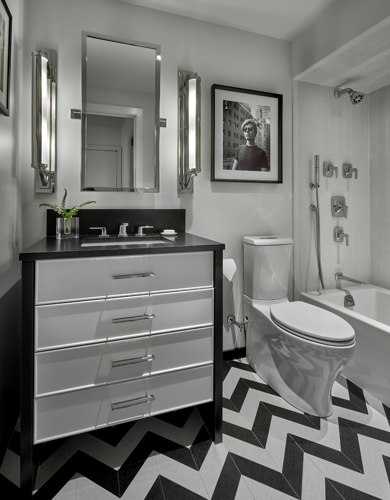 Источник вдохновения для домашнего уюта: ванная комната среднего размера в стиле неоклассика (современная классика) с плоскими фасадами, белыми фасадами, ванной в нише, душем над ванной, унитазом-моноблоком, белой плиткой, керамогранитной плиткой, белыми стенами, полом из керамогранита, душевой кабиной, врезной раковиной, разноцветным полом и открытым душем