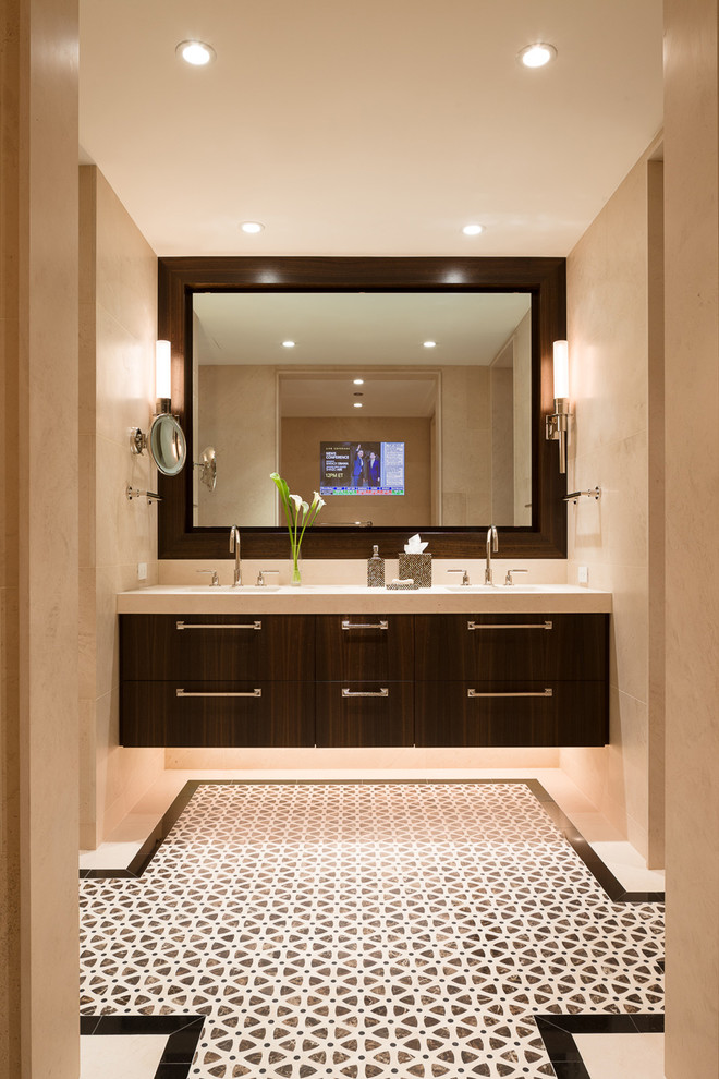 Свежая идея для дизайна: ванная комната в современном стиле с врезной раковиной, плоскими фасадами и темными деревянными фасадами - отличное фото интерьера