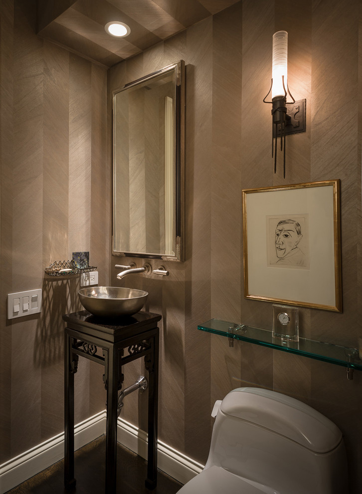 シカゴにあるコンテンポラリースタイルのおしゃれなトイレ・洗面所 (ベッセル式洗面器、一体型トイレ	、茶色い壁) の写真