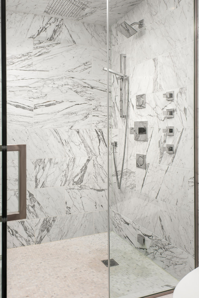 Modern inredning av ett en-suite badrum, med skåp i shakerstil, grå skåp, en toalettstol med hel cisternkåpa, vit kakel, marmorkakel, vita väggar, marmorgolv, vitt golv och dusch med gångjärnsdörr