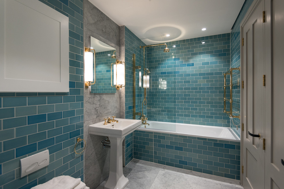 Cette image montre une salle de bain principale traditionnelle avec une baignoire posée, un combiné douche/baignoire, un carrelage bleu, un carrelage métro, un mur bleu, un lavabo de ferme et aucune cabine.