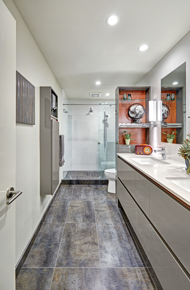 Пример оригинального дизайна: большая детская ванная комната в стиле модернизм с плоскими фасадами, серыми фасадами, открытым душем, унитазом-моноблоком, белой плиткой, керамогранитной плиткой, белыми стенами, полом из керамогранита, врезной раковиной, столешницей из искусственного кварца, серым полом и душем с распашными дверями