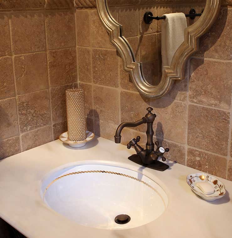 Esempio di una stanza da bagno classica con lavabo sottopiano, top in marmo, piastrelle beige e piastrelle in pietra