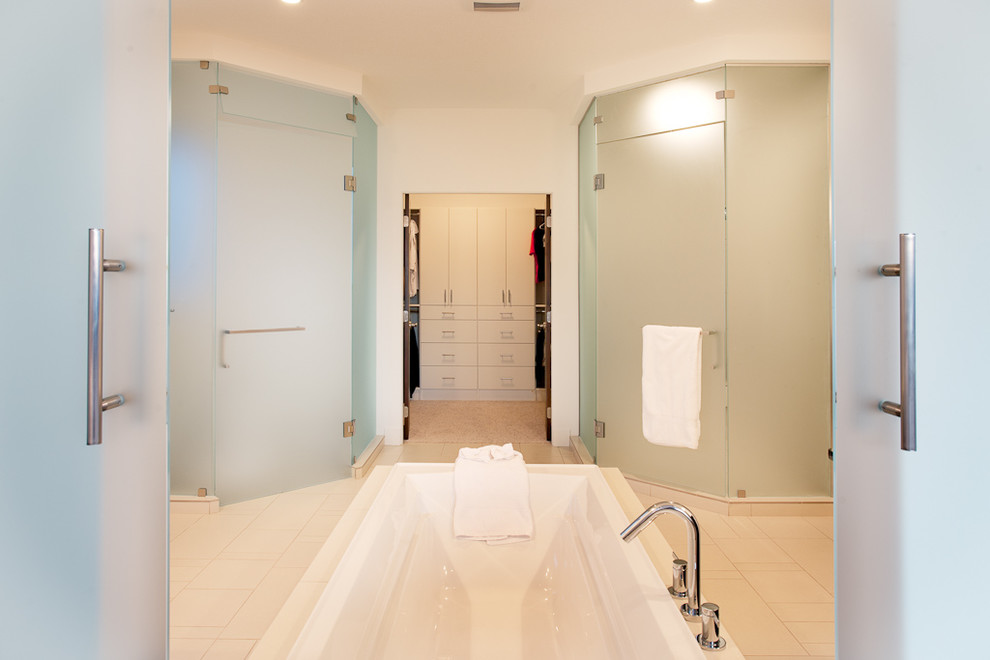 Modernes Badezimmer mit freistehender Badewanne in Vancouver