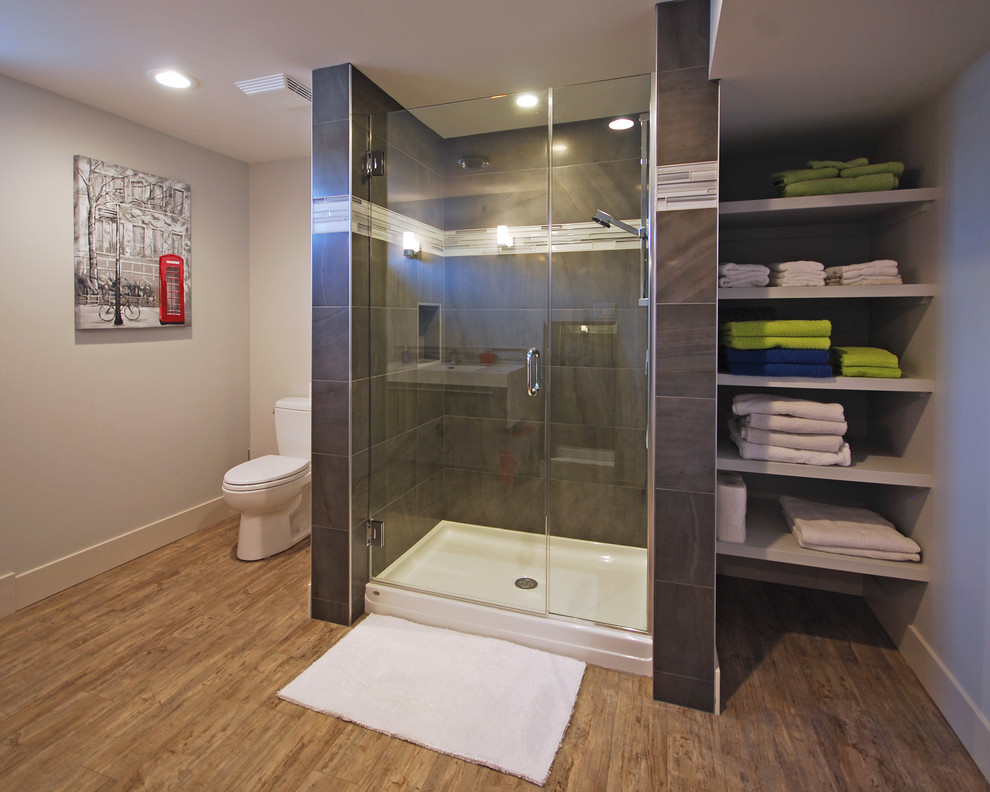 Свежая идея для дизайна: ванная комната среднего размера в современном стиле с душем в нише, раздельным унитазом, коричневой плиткой, керамогранитной плиткой, серыми стенами и полом из линолеума - отличное фото интерьера