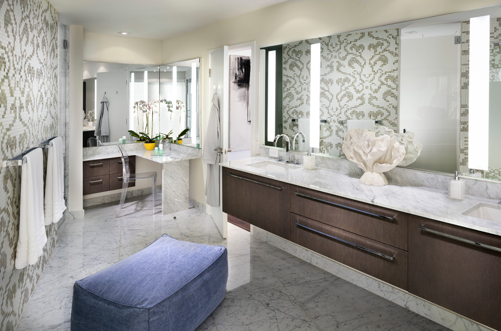 Großes Modernes Badezimmer En Suite mit Unterbauwaschbecken, flächenbündigen Schrankfronten, dunklen Holzschränken, farbigen Fliesen, Mosaikfliesen und beiger Wandfarbe in Miami