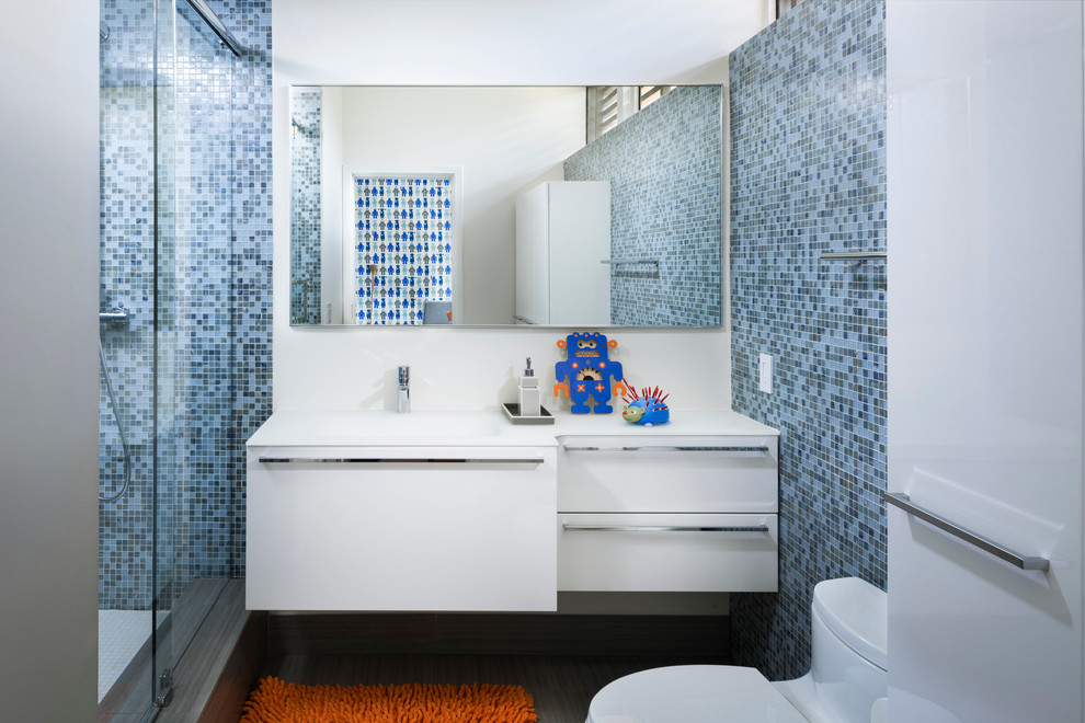 Свежая идея для дизайна: ванная комната среднего размера в современном стиле с монолитной раковиной, плоскими фасадами, белыми фасадами, душем в нише, синей плиткой, плиткой мозаикой, белыми стенами и душевой кабиной - отличное фото интерьера