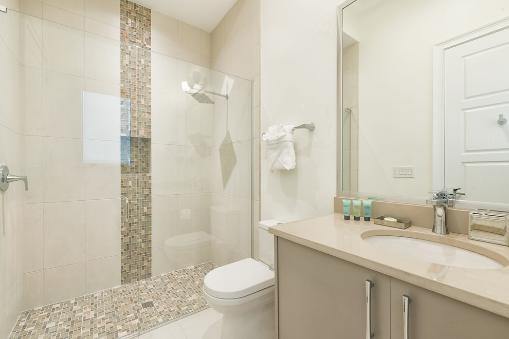 Exempel på ett mycket stort modernt badrum med dusch, med släta luckor, beige skåp, ett fristående badkar, en hörndusch, en toalettstol med separat cisternkåpa, vit kakel, porslinskakel, vita väggar, klinkergolv i porslin, ett nedsänkt handfat och bänkskiva i kvarts