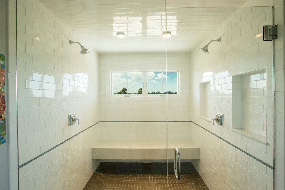 Идея дизайна: большая главная ванная комната в стиле неоклассика (современная классика) с фасадами в стиле шейкер, белыми фасадами, двойным душем, раздельным унитазом, белой плиткой, керамической плиткой, белыми стенами, полом из керамогранита, врезной раковиной, столешницей из искусственного кварца, серым полом и душем с распашными дверями
