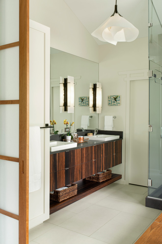 Источник вдохновения для домашнего уюта: главная ванная комната в современном стиле с плоскими фасадами, темными деревянными фасадами, угловым душем, бежевыми стенами, накладной раковиной, бежевым полом, серой столешницей и зеркалом с подсветкой