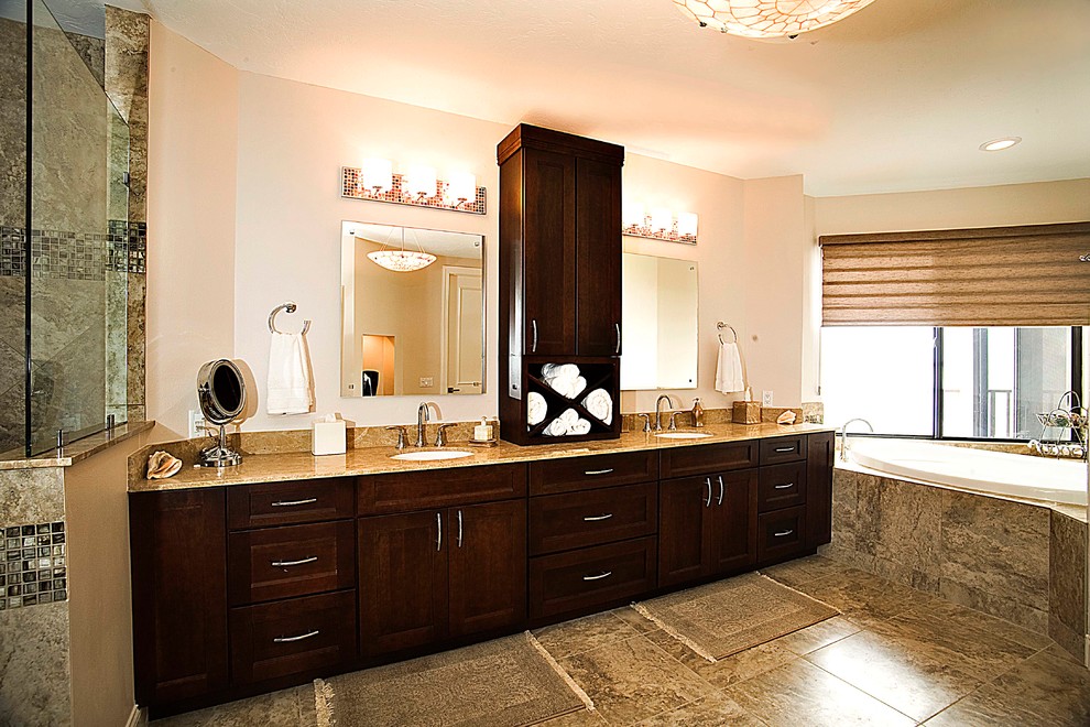 Exempel på ett mycket stort modernt en-suite badrum, med skåp i shakerstil, skåp i mörkt trä, ett platsbyggt badkar, en dusch i en alkov, ett urinoar, beige kakel, grå kakel, flerfärgad kakel, porslinskakel, beige väggar, klinkergolv i porslin, ett undermonterad handfat och granitbänkskiva