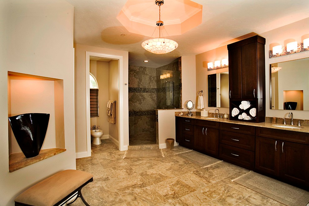 Стильный дизайн: огромная главная ванная комната в современном стиле с фасадами в стиле шейкер, темными деревянными фасадами, накладной ванной, душем в нише, писсуаром, бежевой плиткой, серой плиткой, разноцветной плиткой, керамогранитной плиткой, бежевыми стенами, полом из керамогранита, врезной раковиной и столешницей из гранита - последний тренд