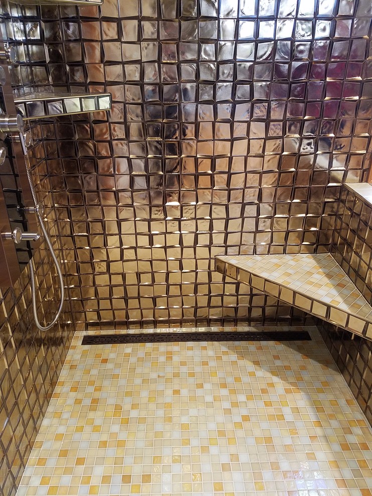 Immagine di una stanza da bagno minimalista di medie dimensioni con doccia a filo pavimento, piastrelle gialle, piastrelle di vetro e pavimento con piastrelle a mosaico