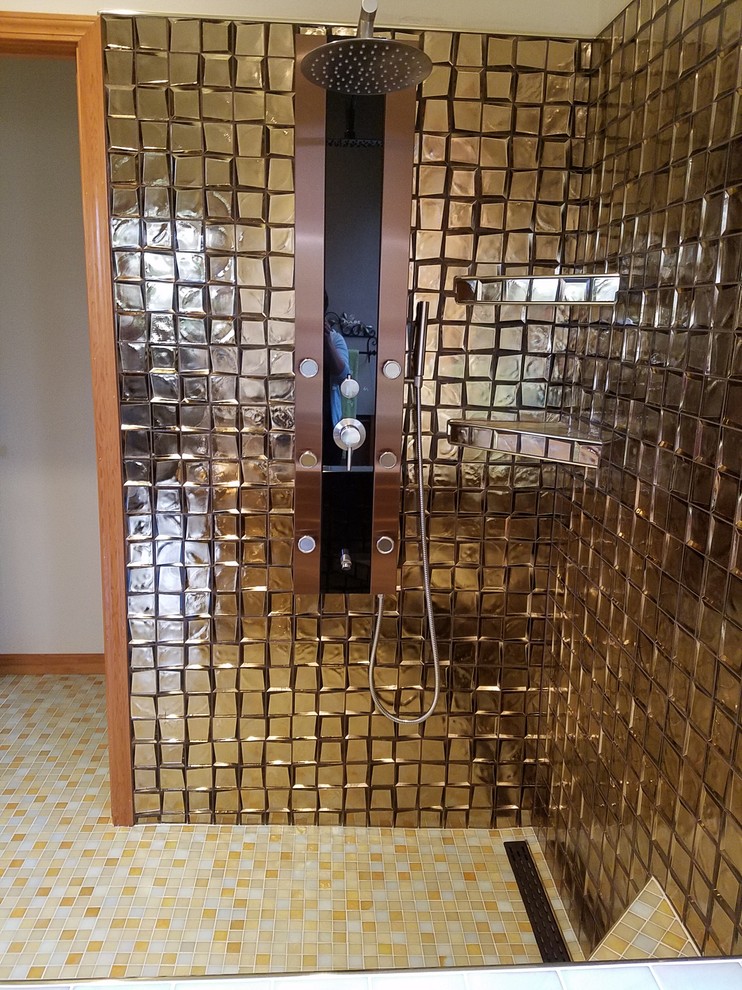 Mittelgroßes Modernes Badezimmer mit bodengleicher Dusche, gelben Fliesen, Glasfliesen und Mosaik-Bodenfliesen in Portland