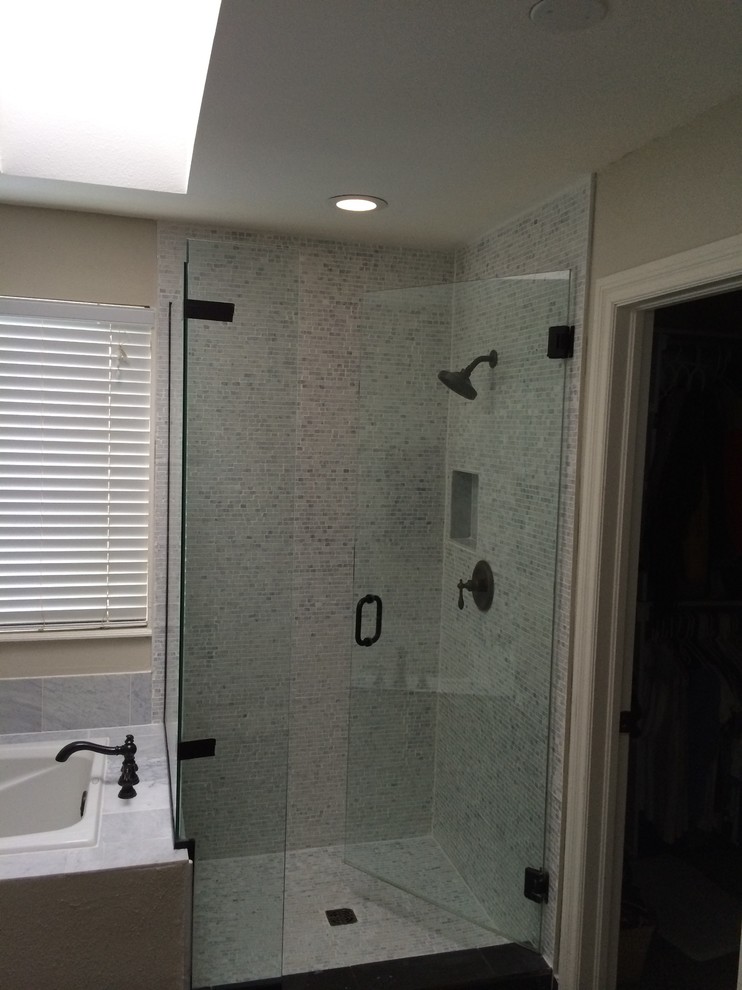 Mittelgroßes Klassisches Badezimmer En Suite mit freistehender Badewanne, offener Dusche, weißen Fliesen, Mosaikfliesen und schwarzer Wandfarbe in Denver