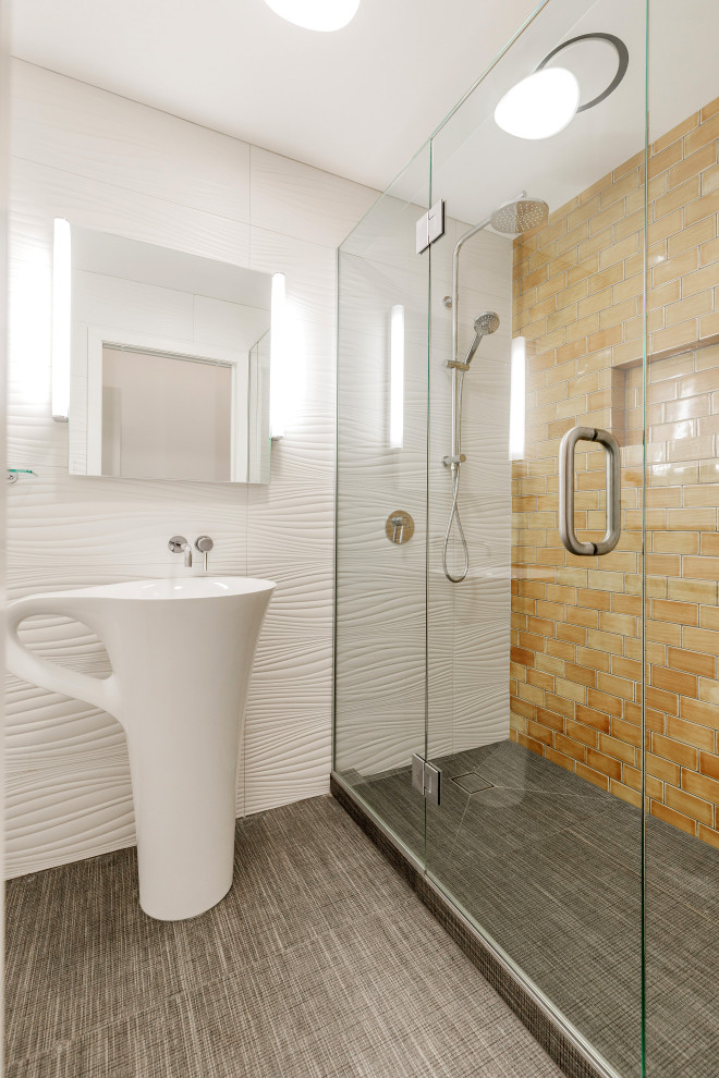 На фото: маленькая ванная комната в современном стиле с белыми фасадами, душем в нише, унитазом-моноблоком, керамической плиткой, белыми стенами, полом из керамогранита, душевой кабиной, раковиной с пьедесталом, коричневым полом и душем с распашными дверями для на участке и в саду