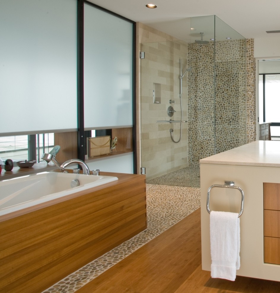 Modelo de cuarto de baño moderno con lavabo sobreencimera, ducha a ras de suelo y baldosas y/o azulejos blancos