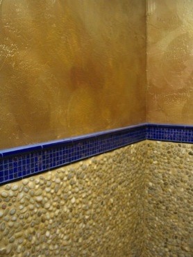 На фото: ванная комната в стиле модернизм с настольной раковиной, душем без бортиков и белой плиткой с