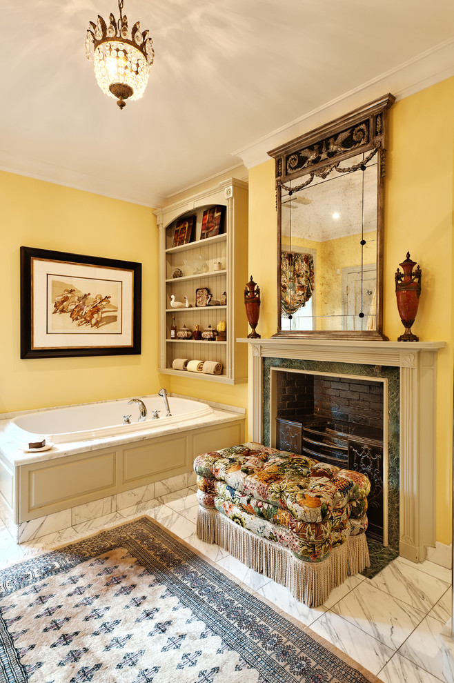 Стильный дизайн: ванная комната в классическом стиле с фасадами с выступающей филенкой, бежевыми фасадами, накладной ванной, белой плиткой и желтыми стенами - последний тренд