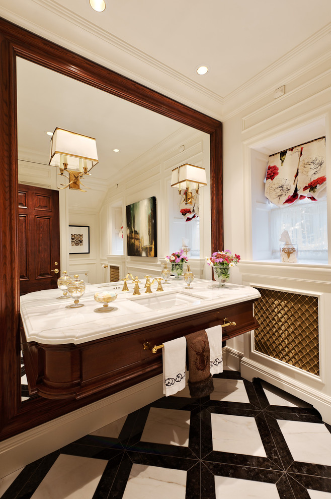 Diseño de cuarto de baño clásico con lavabo bajoencimera, puertas de armario de madera en tonos medios y baldosas y/o azulejos blancos