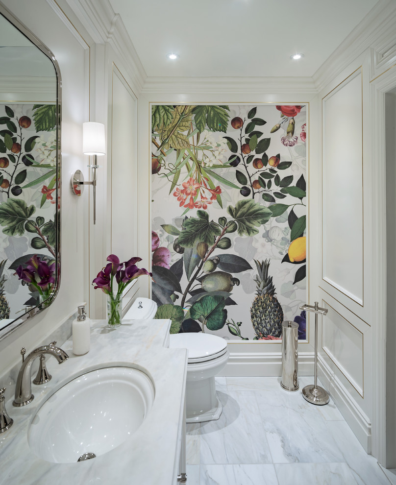Immagine di una piccola stanza da bagno padronale classica con consolle stile comò, ante bianche, vasca sottopiano, WC a due pezzi, pavimento in marmo, lavabo sottopiano, top in marmo, pavimento bianco e top turchese