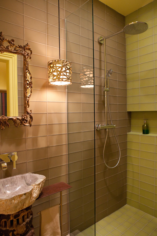 Immagine di una piccola stanza da bagno classica con piastrelle marroni, pareti marroni, lavabo a colonna, doccia ad angolo e pavimento in gres porcellanato