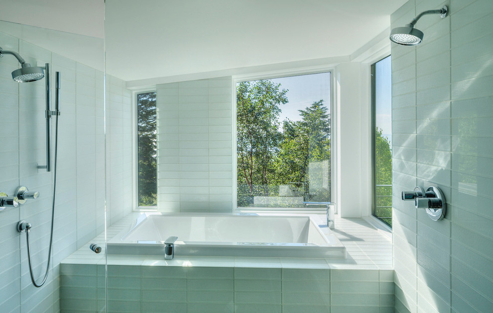 Idéer för mellanstora funkis en-suite badrum, med ett badkar i en alkov, en öppen dusch, grön kakel, glaskakel och gröna väggar