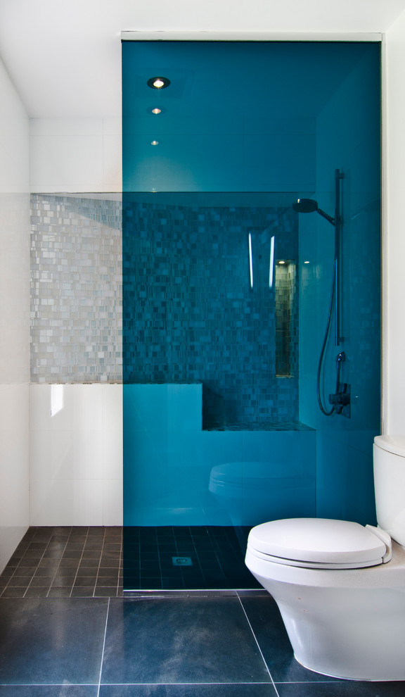 Esempio di una stanza da bagno con doccia design con doccia a filo pavimento, WC a due pezzi, piastrelle bianche, piastrelle a mosaico, pareti bianche e pavimento in ardesia