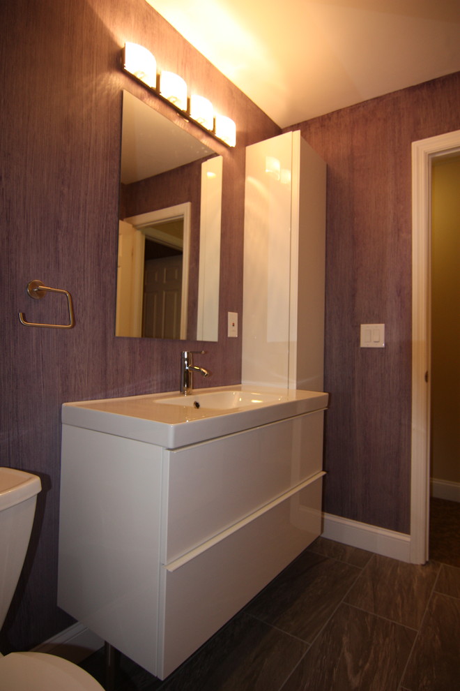 Свежая идея для дизайна: детская ванная комната среднего размера в стиле модернизм с подвесной раковиной, плоскими фасадами, белыми фасадами, ванной в нише, душем над ванной, раздельным унитазом, разноцветной плиткой, керамогранитной плиткой, фиолетовыми стенами и полом из керамогранита - отличное фото интерьера