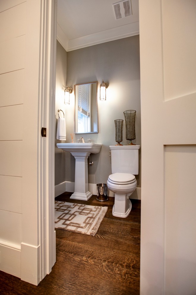 Foto di una piccola stanza da bagno tradizionale con lavabo a colonna, top in marmo, doccia doppia, WC a due pezzi, pareti grigie e parquet scuro